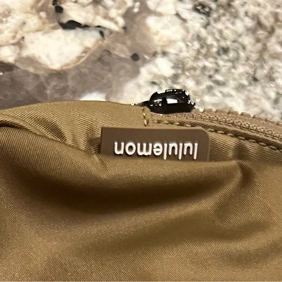 Lululemon Large Crossbody Belt Bag NWT - Picture 2 of 10